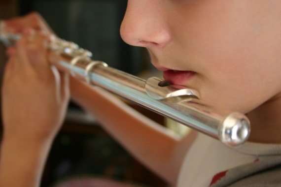 flute_player_closeup